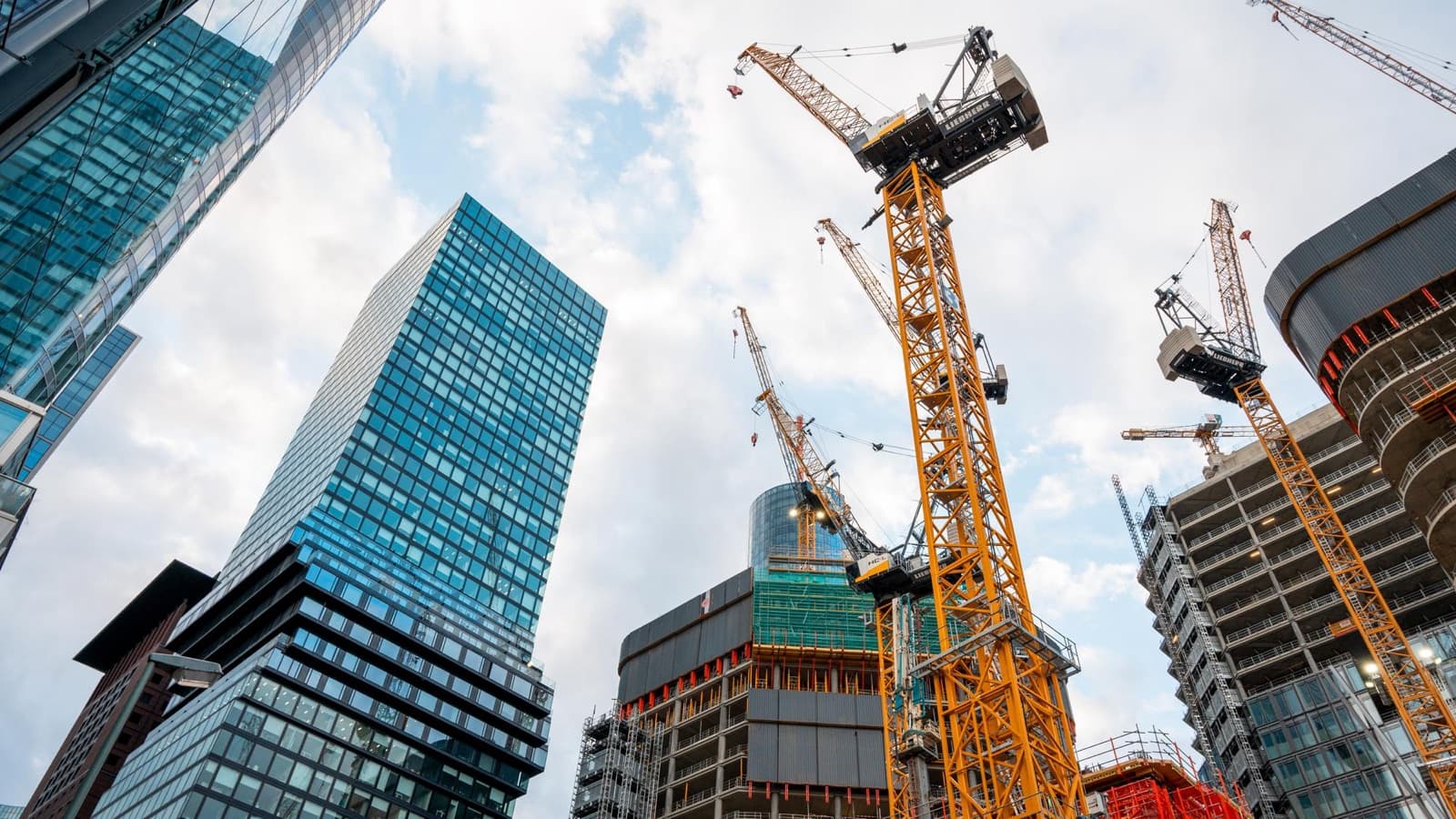 Tower crane over a multifamily building under construction